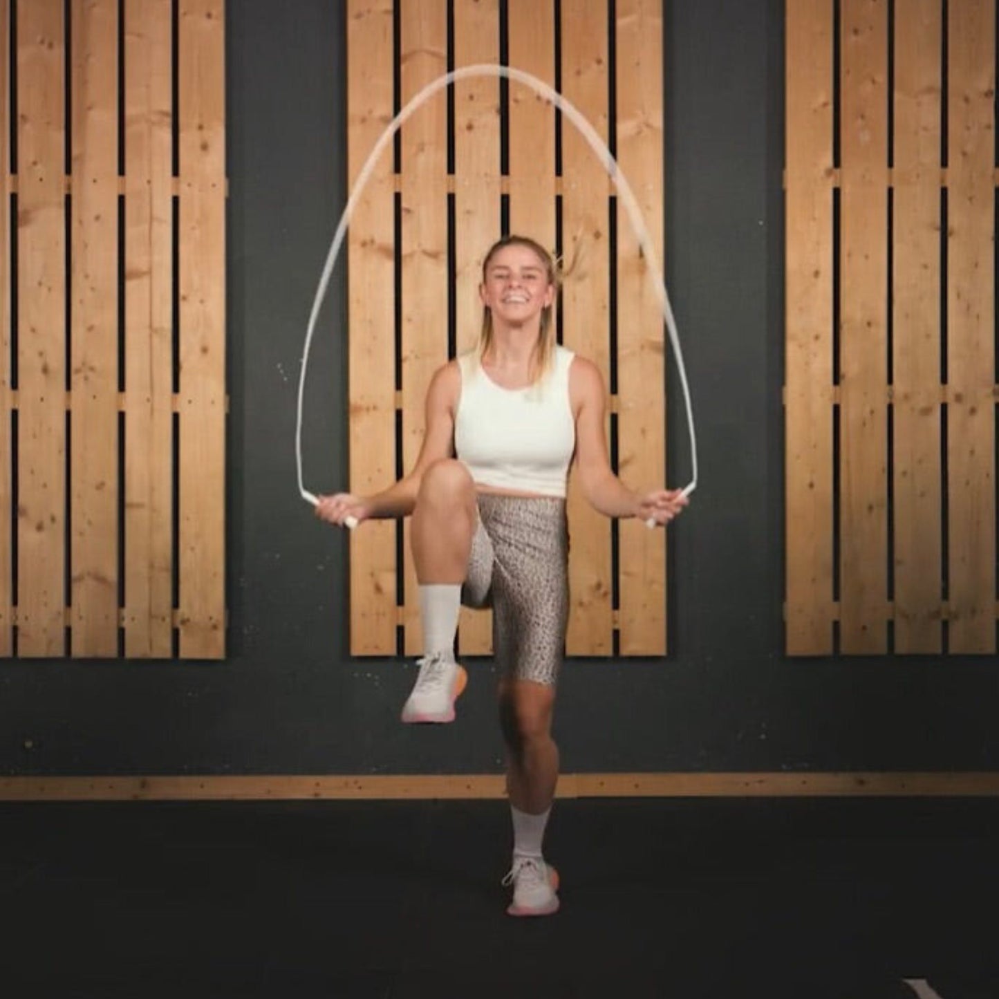 1  week skipping starter program (eng/c.30min.) + calorie burn rope in white *free shipping